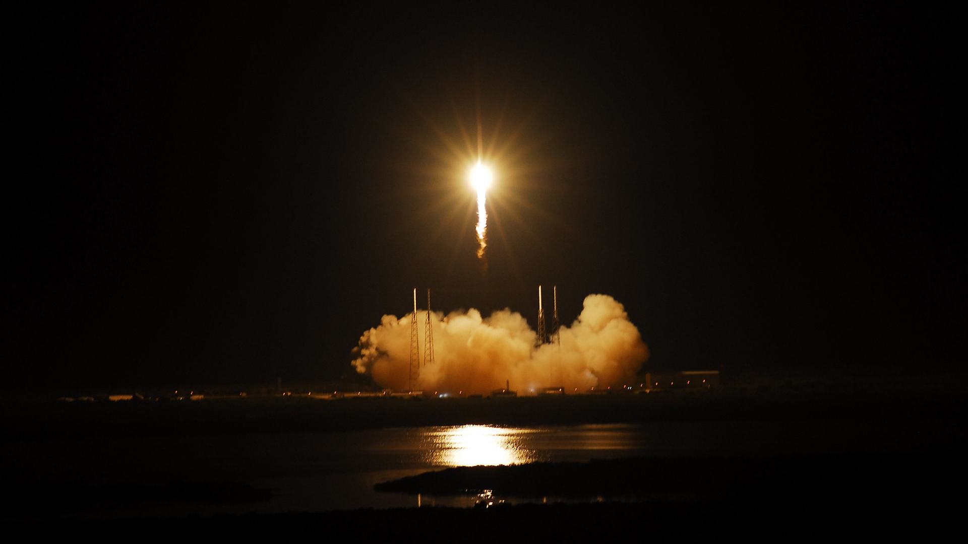 Falcon 9 and Dragon lifting off on the COTS-2 mission from Cape Canaveral, 22 May 2012
