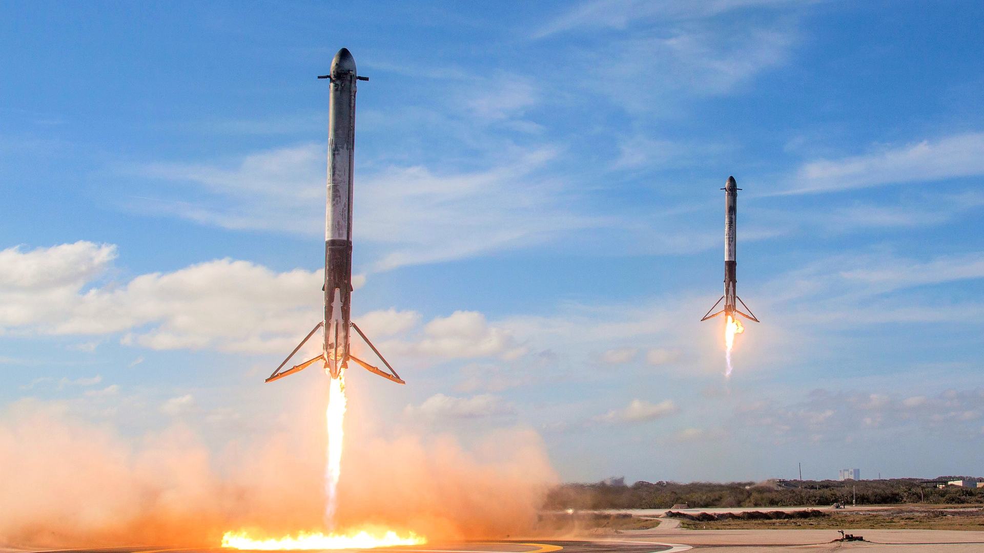 Falcon Heavy side boosters landing together on LZ-1 and LZ-2, 6 February 2018